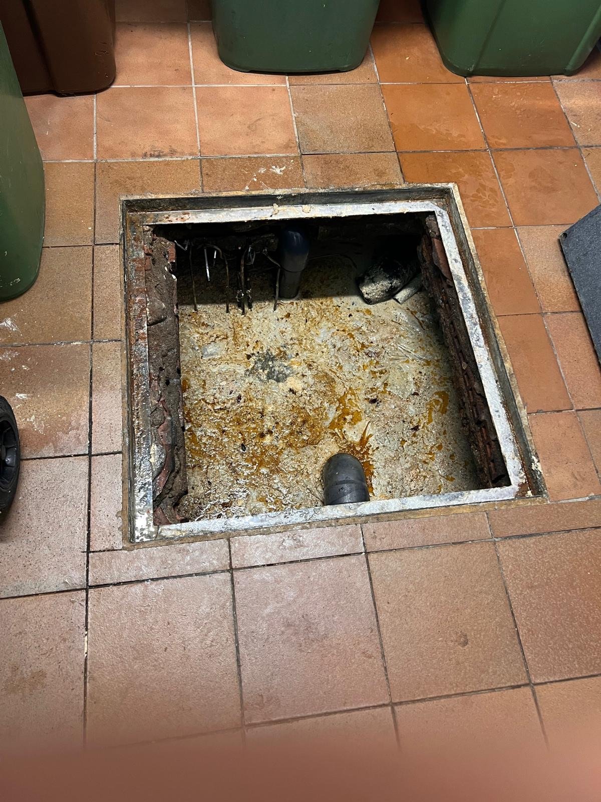 Arqueta con acumulación de grasa antes de su limpieza