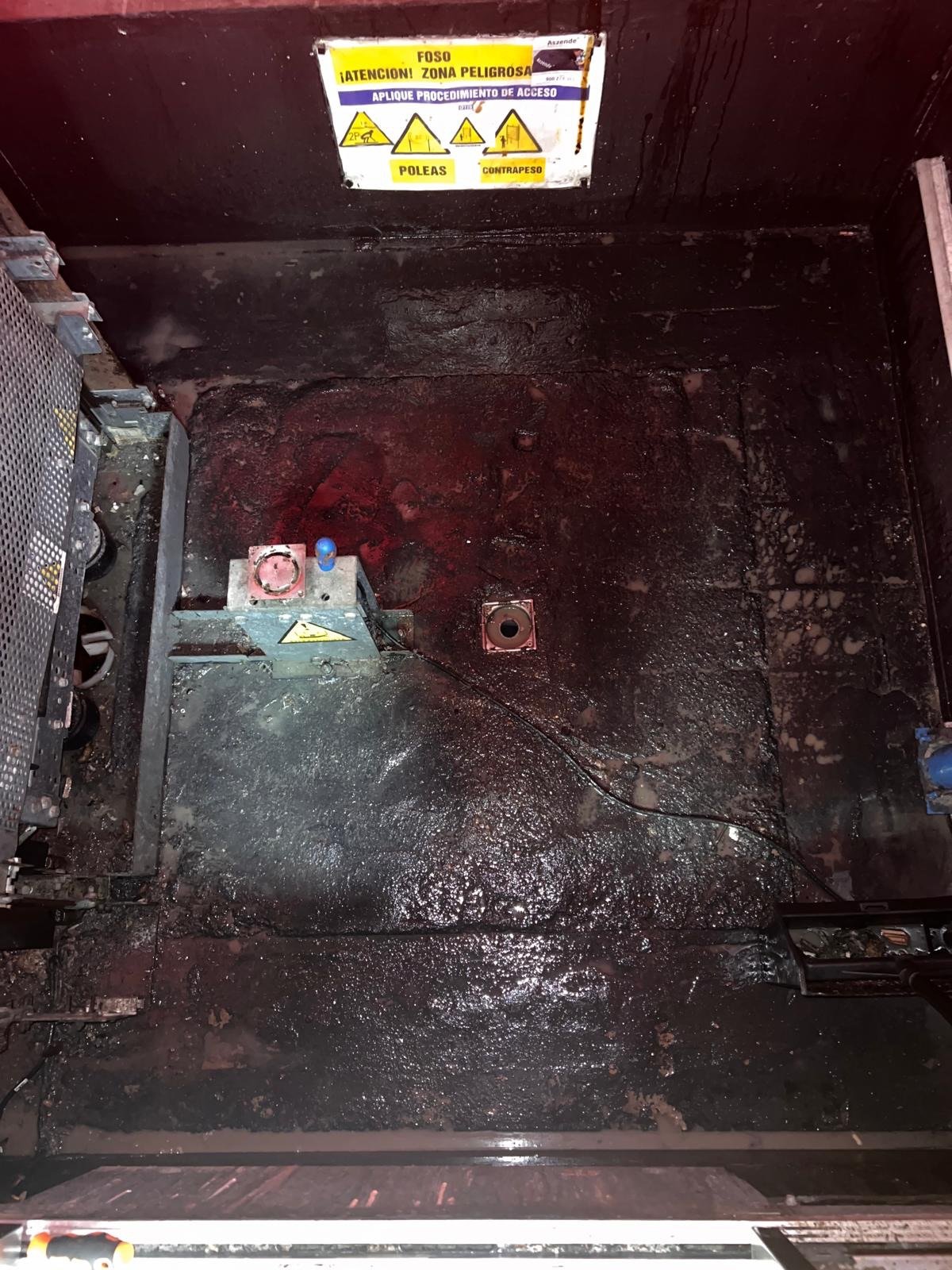 Limpieza de un foso técnico con agua y residuos