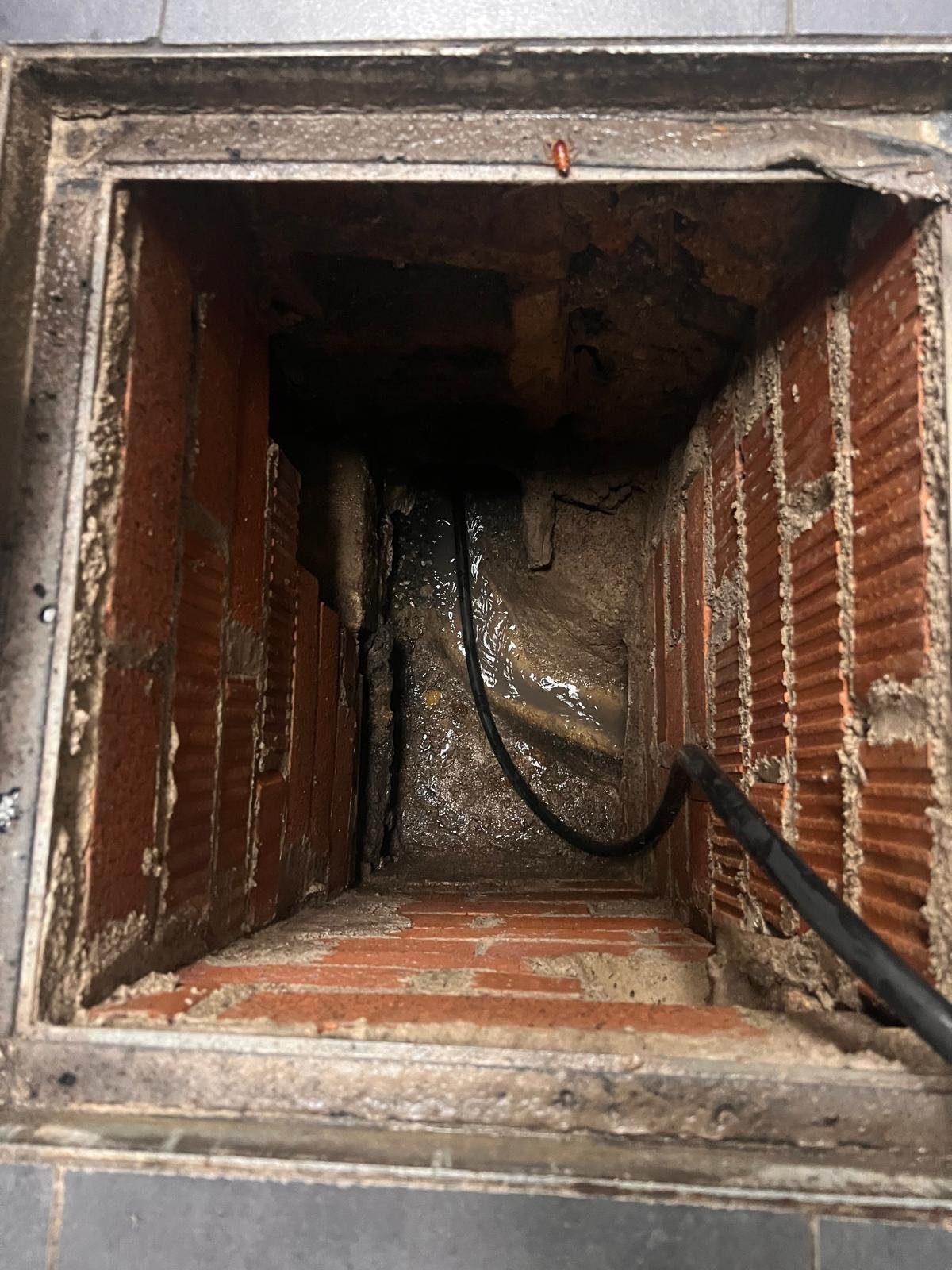 Sonda trabajando desde una arqueta interior
